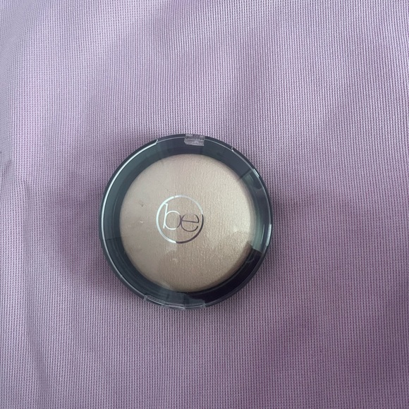 beauticontrol Other - LIGHT GLOW
HIGHLIGHTING POWDER .51 oz./ 14.5 g